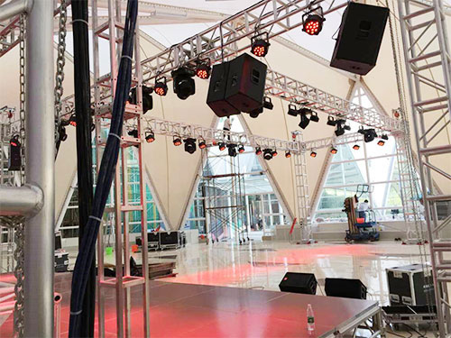 在搭建舞台的过程中工作人员应避免哪些弊端